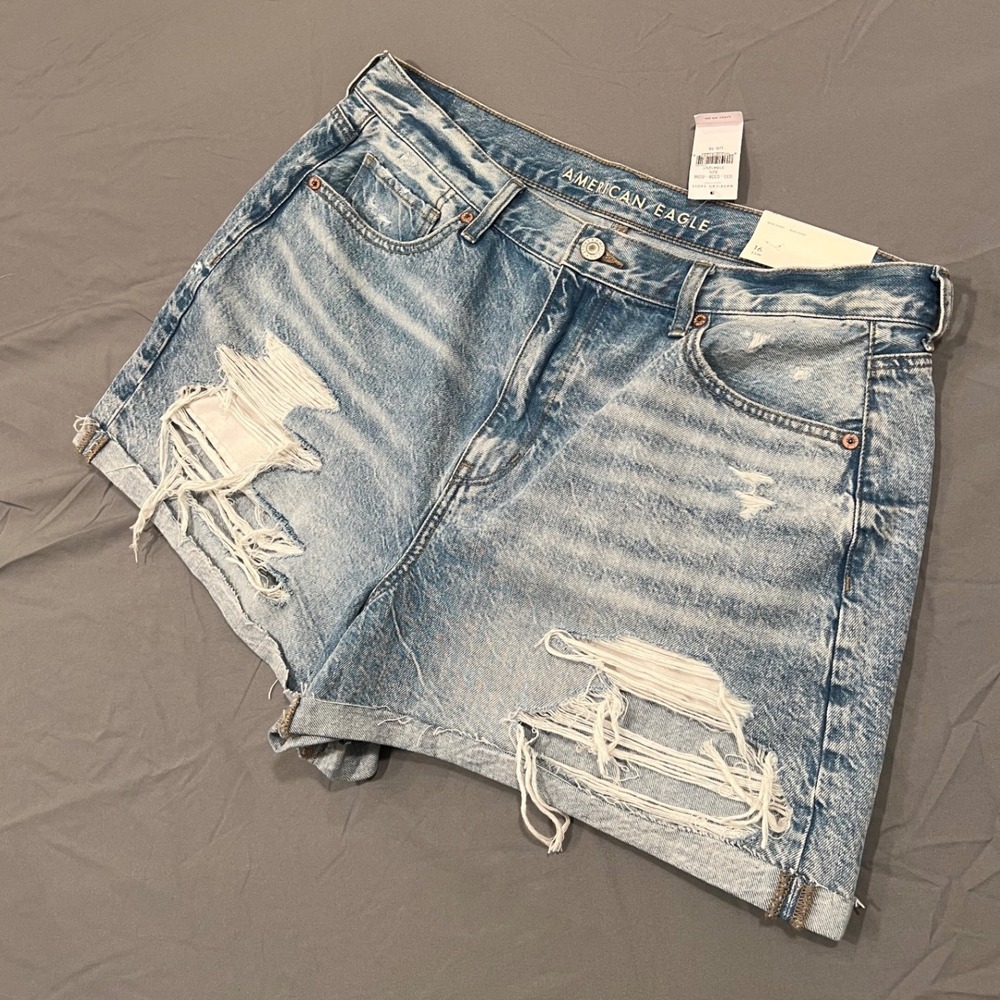 American Eagle Mom Shorts Size 16 Light Wash Distressed High Waisted Denim 33W